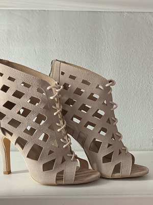 Glamorous beige sandals like new, size 37-38, 10 cm heel