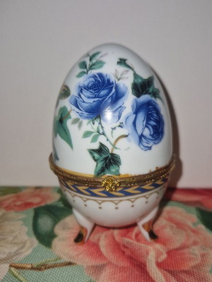 Limoge porcelain decorative egg like new