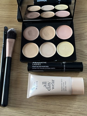 Makeup set foundation Mon Reve 105, mascara Golden Rose, face palette, brushes