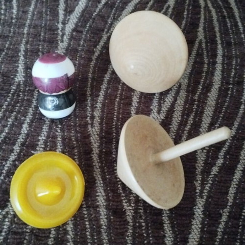 Spinning tops used, set of 4 pieces