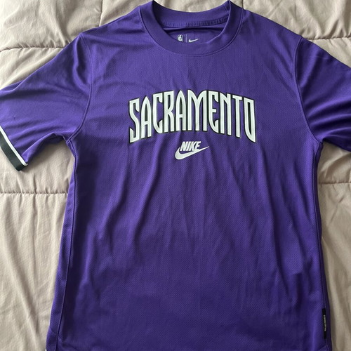 Sacramento Kings Nike T shirt like new, unisex, size S, purple