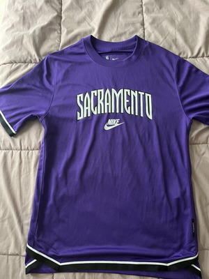 Sacramento Kings Nike T shirt like new, unisex, size S, purple