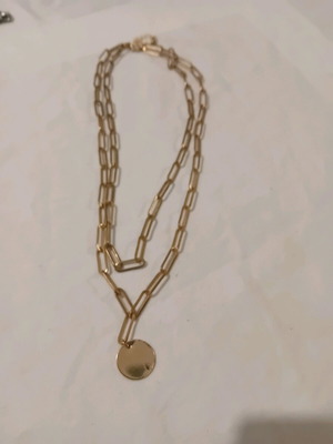 Double necklace used with round gold pendant