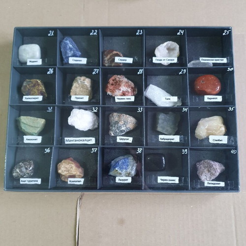 Minerals collection new, 140 pieces with all magazines