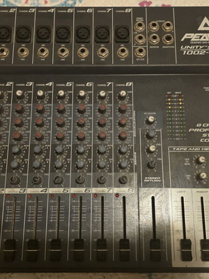 Peavey 1002-8 RQ R/M Console with 2 Samson Resolv 80a Speakers like new