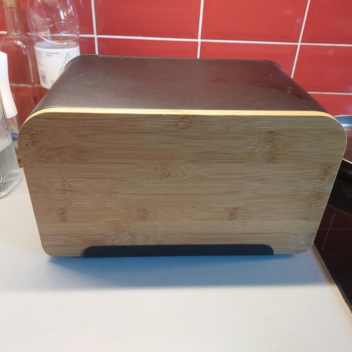 Bread box with integrated cutting board from Akishop