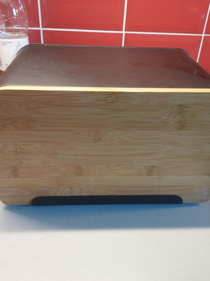 Bread box with integrated cutting board from Akishop