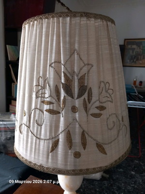 Onychas lamp in like new condition with embroidered lampshade