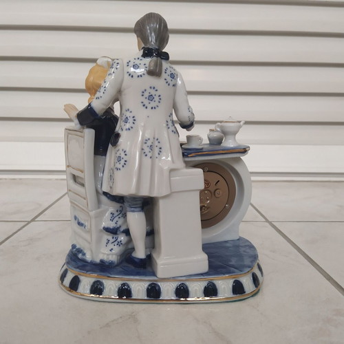 Vintage table clock with couple collectible decorative figurine like new