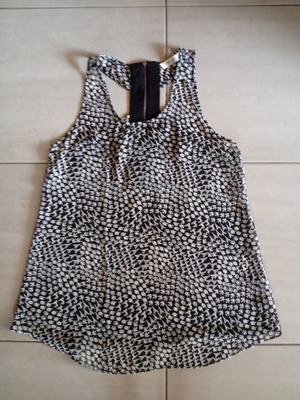 Black and white sleeveless top like new, size M
