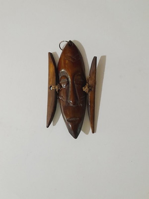 Small African mask carved in bone like new, 7 cm
