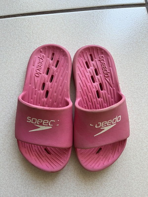 Speedo athletic slippers fuchsia size 28.5 like new