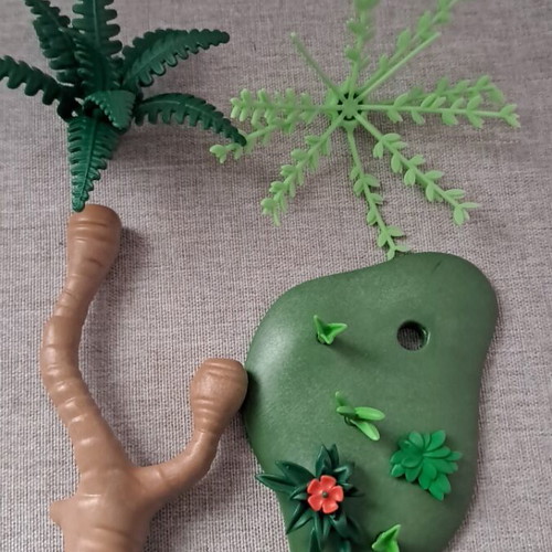 Playmobil tropical tree with base and plants like new