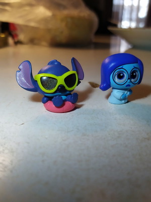 Φιγούρες Stitch και Sadness Doorables σαν καινούργιο