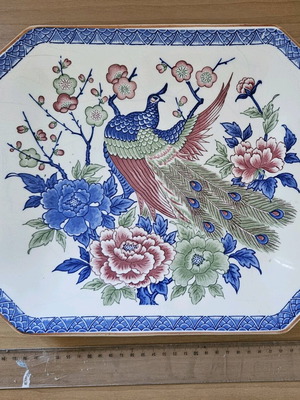 Japanese porcelain platter like new, octagonal, Imari style