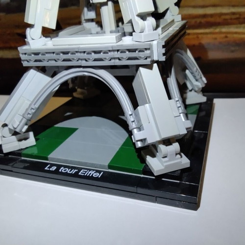 Lego 21019 Architecture The Eiffel Tower set like new, Landmark Series