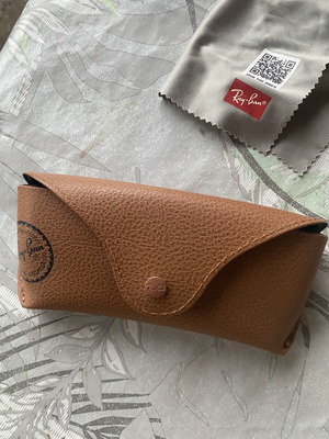 Δερμάτινη θήκη γυαλιών Ray-Ban με ανάγλυφη υφή και κούμπωμα