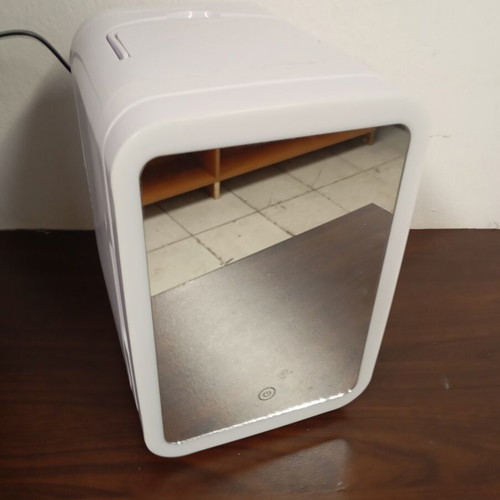 Mini Beauty Fridge 4 Liter Used, 12 Volt 220 Volt