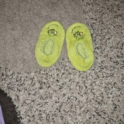 Grinch slippers like new, size 22