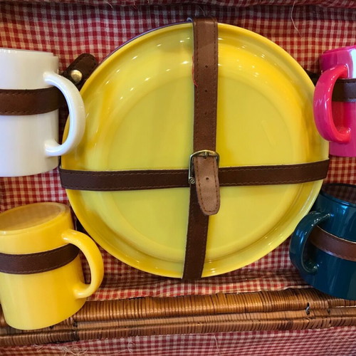 Wicker picnic basket like new with equipment and 4 plates