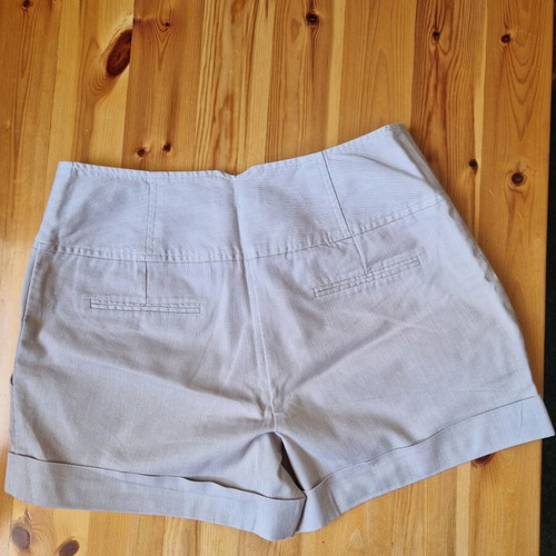 Beige Bermuda shorts size S like new with vintage buttons