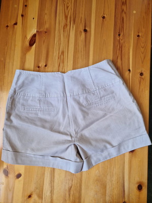 Beige Bermuda shorts size S like new with vintage buttons