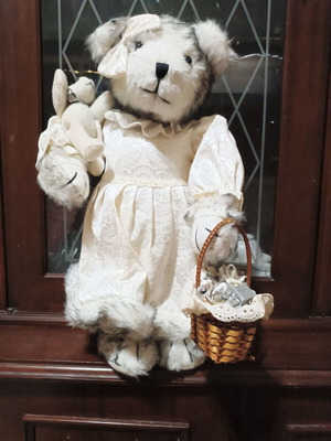 Fur teddy bear like new with decorative basket