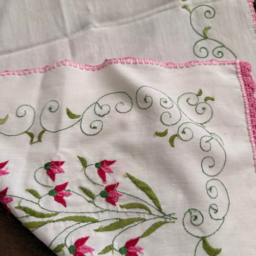 Embroidered table runner with pink flowers, 85x43 cm