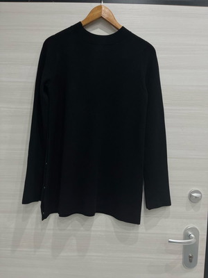 Γυναικεία μάλλινη μπλούζα Zara μαύρη με κουμπιά και σκίσιμο στα μανίκια μέγεθος M