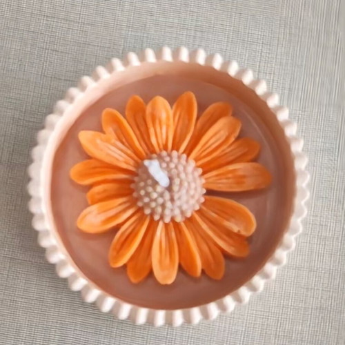 Daisy bomboniere new with candle in jar