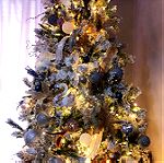  Χριστουγεννιάτικο δέντρο μαζί με  τα στολίδια