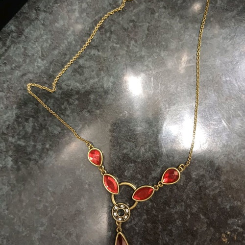 Vintage necklace new with red stones