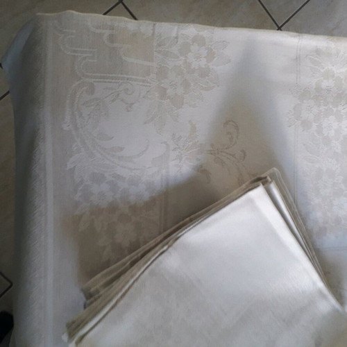Palamaiki tablecloth new with 12 matching napkins