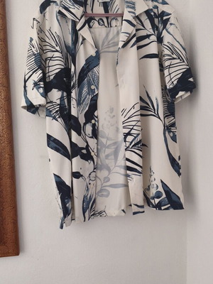 Zara men's shiny shirt large like new, blue and white viscose