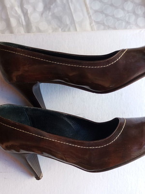 Patent leather pumps size 39, like new, brown