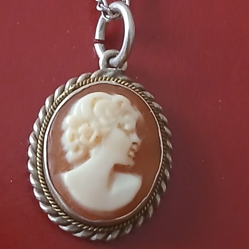 Small cameo in 925 silver with silver chain, like new