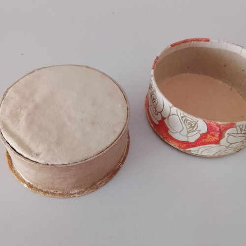 Vintage Greek collectible face powder box like new, full