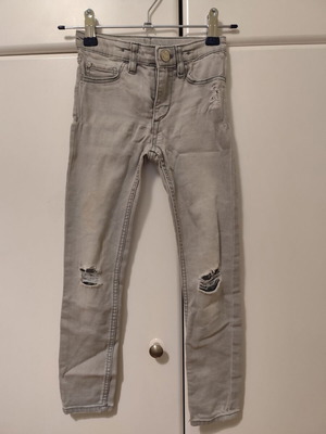 H&m τζιν παντελόνι με σκισίματα για 6-7χρ μεταχειρισμένο