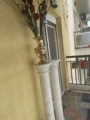 Μαρμάρινες κολώνες σαν καινούργιο, λευκό μάρμαρο με γκρι νερά, ύψος 1,20μ