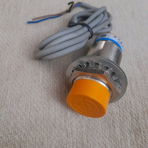 Επαγωγικός διακόπτης LJ30A3-15-Z/AY καινούργιο PNP NC 30mm