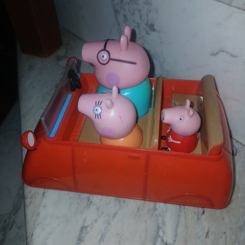 Peppa Pig car with figures