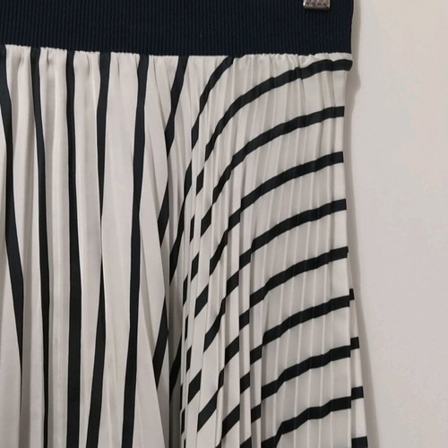 Ασύμμετρη πλισέ φούστα Zara σαν καινούργια, σατέν ριγέ άσπρο-μπλέ