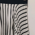 Ασύμμετρη πλισέ φούστα Zara σαν καινούργια, σατέν ριγέ άσπρο-μπλέ