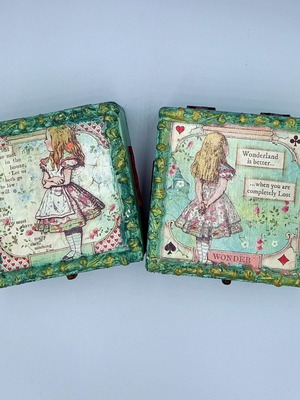 Set of 2 wooden boxes with Alice in Wonderland like new