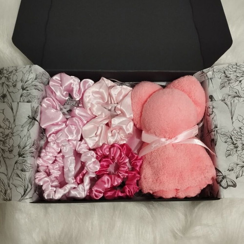 Sleeping Beauty gift box new with hair ties, sleep mask, towel