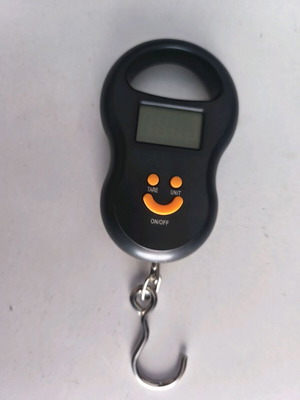 Ψηφιακή ζυγαριά χειρός για αποσκευές έως 50kg σε μαύρο