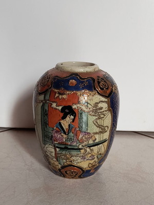 Satsuma Chinese vintage vase like new