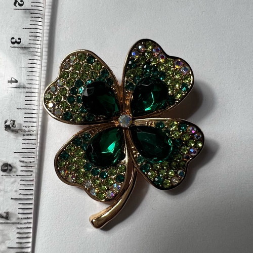 Brooch with green rhinestones new