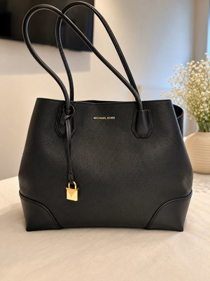 Michael Kors shoulder bag new, black leather with gold details