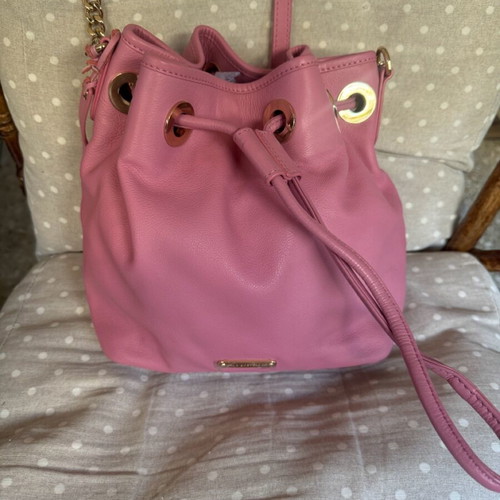 Leather shoulder bag like new, pink apple color with gold detail
